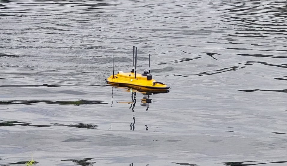 Рисунок 1 - APACHE 3 — беспилотный дрон в условиях водоема