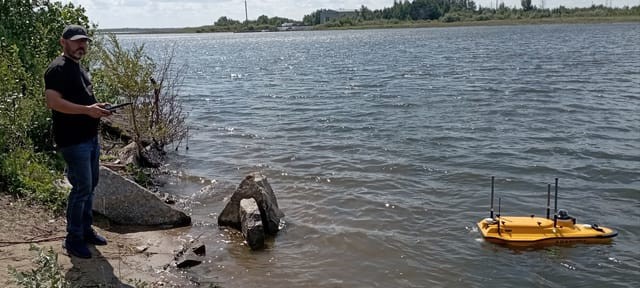 Рисунок 2 - Используемый в исследовании батиметрический дрон в «заливе» Каратомарского водохранилища, район в локации турбазы «Параллель»