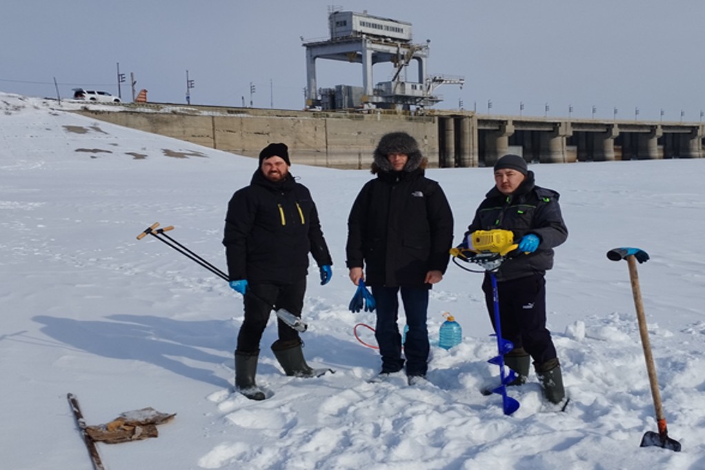 Рисунок 5 - Отбор проб донных отложений на створе Каратомарского водохранилища