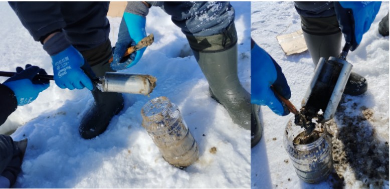 Рисунок 7- Перенос массы донных отложений из стального стакана бура-пробоотборника в пластиковую емкость